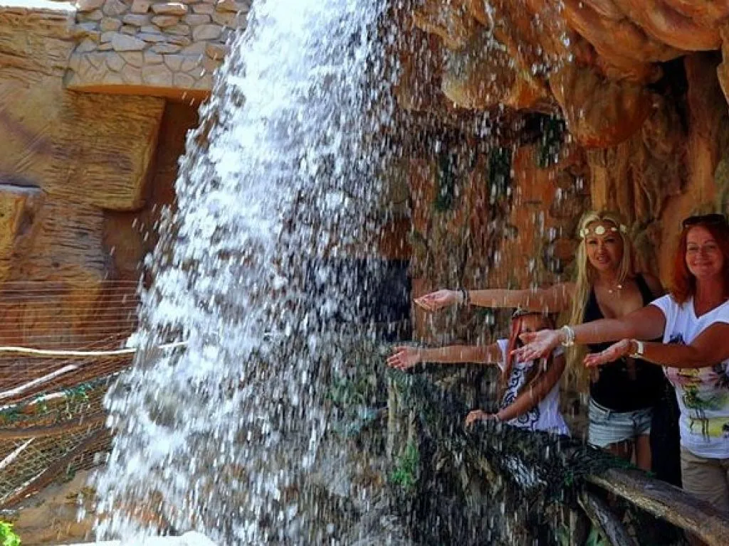 Hurghada Grand Aquarium hurghada-grand-aquarium/water-fall.jpg